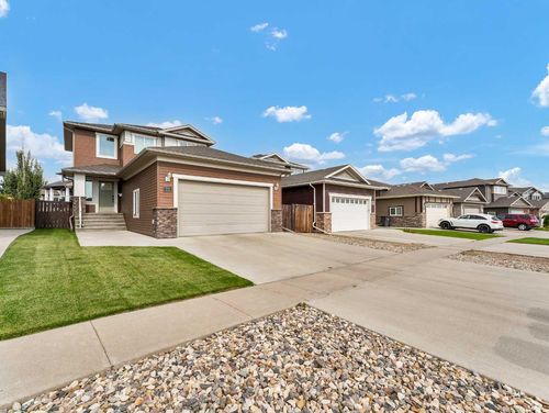 592 Vista Dr Se, Medicine Hat, AB, T1B0N1 | Card Image