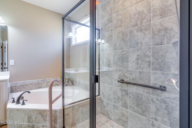 Primary Bathroom | Image 17