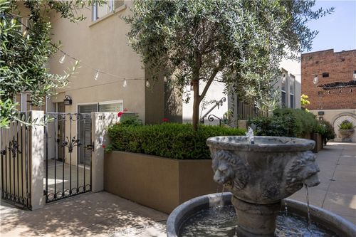 106-80 N Raymond Ave, Pasadena, CA, 91103-3949 | Card Image