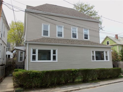 8 Wesley St, Newport, RI, 02840-2633 | Card Image