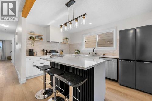 966 Berkley Dr Nw, Calgary, AB, T3K1A2 | Card Image