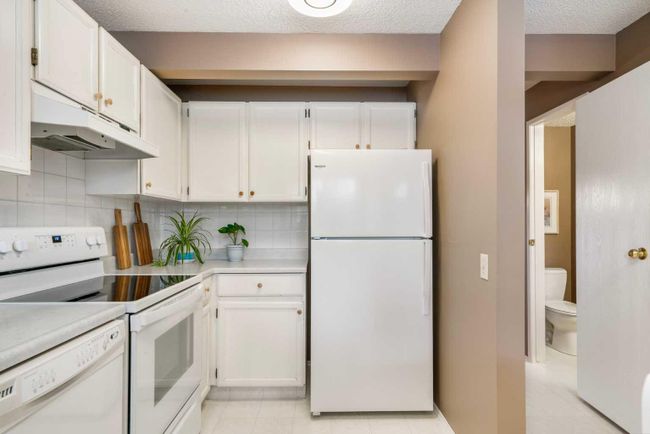 35 - 200 Shawnessy Drive Sw, Home with 2 bedrooms, 1 bathrooms and 1 parking in Calgary AB | Image 2