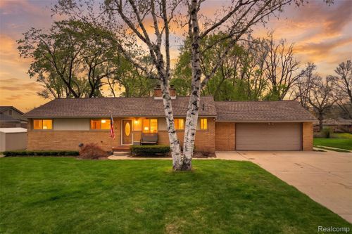 95 Windsor Rd, Rochester Hills, MI, 48307-3883 | Card Image