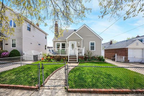 1031 Theodora St, Franklin Square, NY, 11010-2511 | Card Image