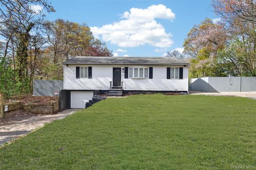 65 Maple Ln, Medford, NY, 11763-1032 | Card Image
