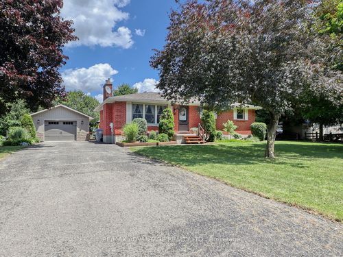 8 E Williams St, Ailsa Craig, ON, N0M1A0 | Card Image