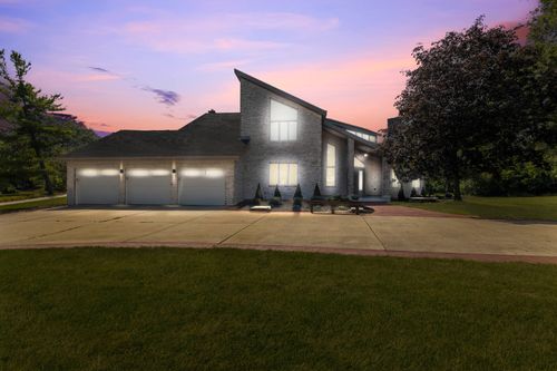 8920 Royal Dr, Burr Ridge, IL, 60527-8330 | Card Image