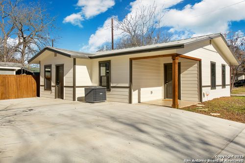 129 E Torrey St, New Braunfels, TX, 78130-4143 | Card Image
