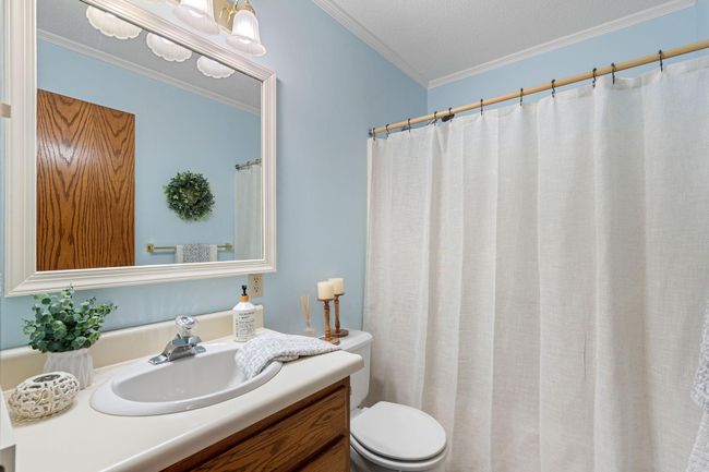 Upper Level Full Guest Bath | Image 28
