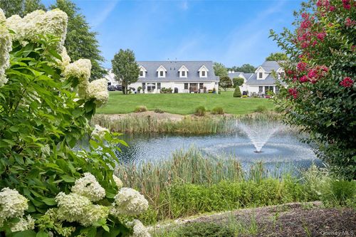 3 Summerfield Ln S, Riverhead, NY, 11901-5324 | Card Image