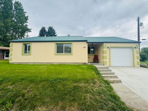 107 W 1st Ave, Granger, WA, 98932-9302 | Card Image