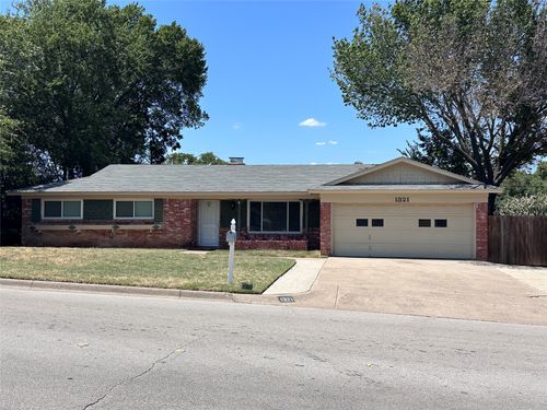 1321 Hurstview Dr, Hurst, TX, 76053-3913 | Card Image
