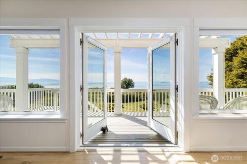2029 W Beach Rd, Oak Harbor, WA, 98277-8872 | Card Image