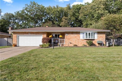 837 E Dartmoor Ave, Seven Hills, OH, 44131-2601 | Card Image