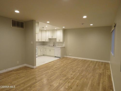 b14-18547 Collins Street, Tarzana, CA, 91356 | Card Image