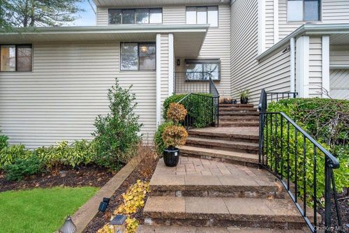 39 Chestnut Ln, Woodbury, NY, 11797-1916 | Card Image
