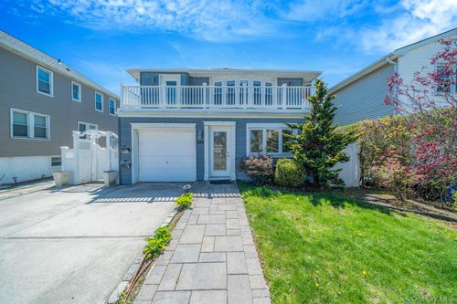 558 E Walnut St, Long Beach, NY, 11561-3738 | Card Image