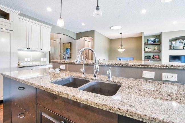 511 Evergreen Circle Sw, House other with 3 bedrooms, 3 bathrooms and 4 parking in Calgary AB | Image 12