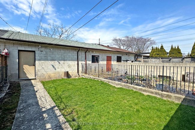 140 Lisgar St, House attached with 3 bedrooms, 2 bathrooms and null parking in Toronto ON | Image 26