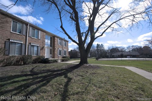 657 E Fox Hills Dr, Bloomfield Hills, MI, 48304-1305 | Card Image
