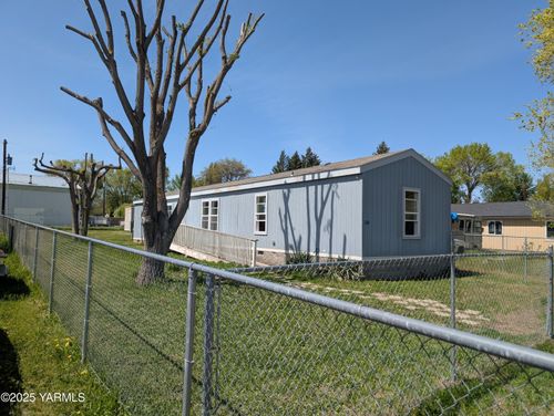 821 Taft St, Tieton, WA, 98947-5800 | Card Image