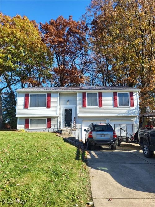 1239 Woodledge Dr, Mineral Ridge, OH, 44440-9422 | Card Image
