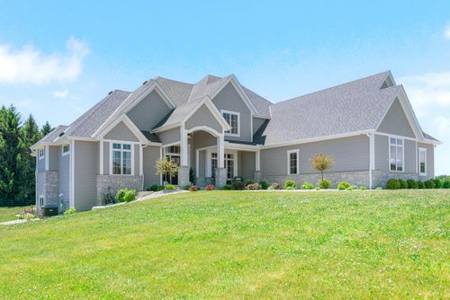 10009 W Farmdale Estates Ct, Mequon, WI, 53097-1113 | Card Image