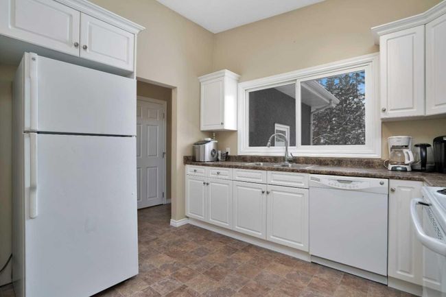 4432 37 Street, Home with 5 bedrooms, 2 bathrooms and 4 parking in Red Deer AB | Image 4