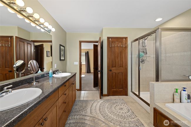 5 piece bath off primary suite | Image 24
