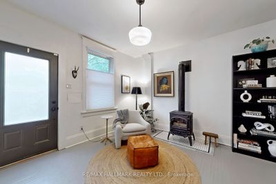 925 Palmerston Ave, Home with 2 bedrooms, 1 bathrooms and 1 parking in Toronto ON | Image 3