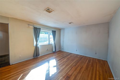 1022 Manor Ln, Bay Shore, NY, 11706-6211 | Card Image