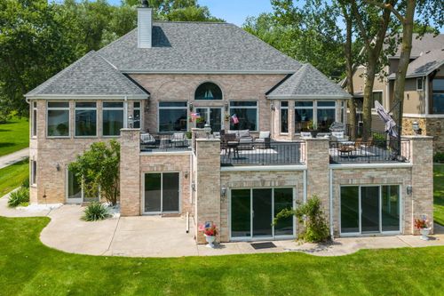 W304N2470 Maple Ave, Pewaukee, WI, 53072-4241 | Card Image