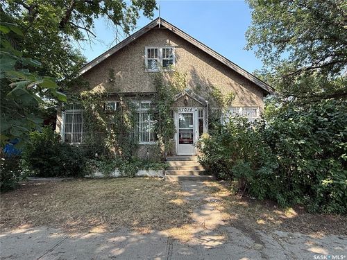 1014 Iroquois Street W, House with 4 bedrooms, 2 bathrooms and 4 parking in Moose Jaw SK | Card Image