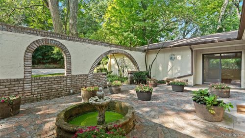 5821 Community Dr, Brighton, MI, 48116-9113 | Card Image