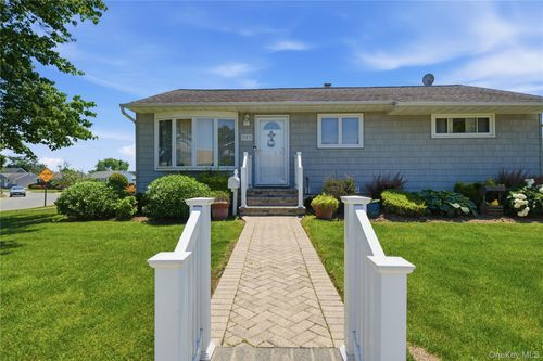 757 Anderson Ave, Franklin Square, NY, 11010-3203 | Card Image
