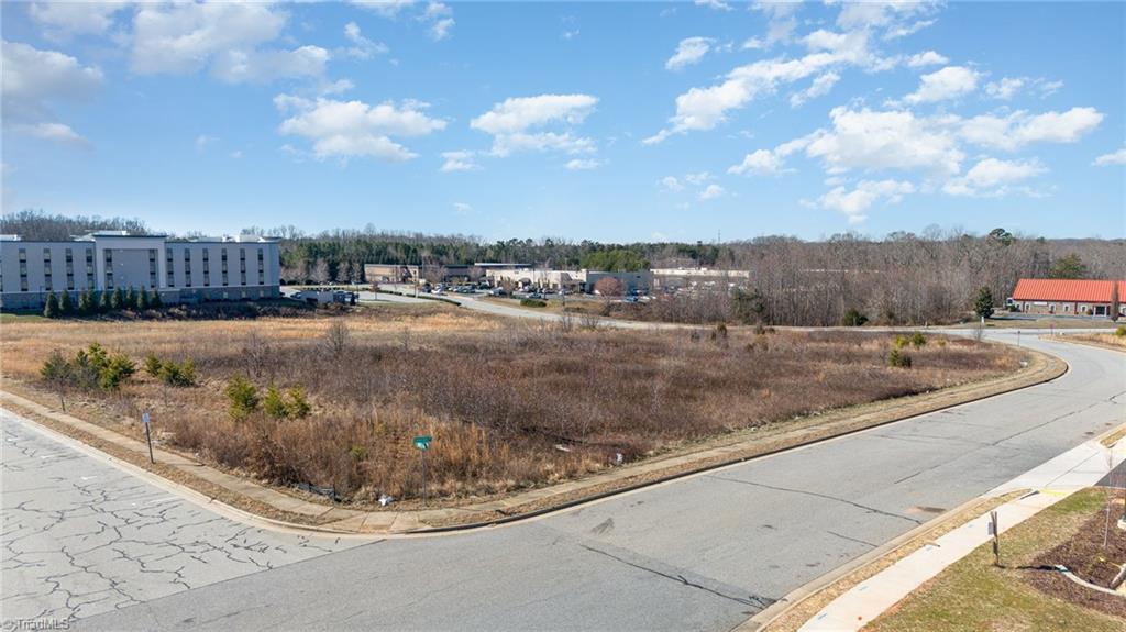 Hampton Plaza Dr, Kernersville, NC 27284