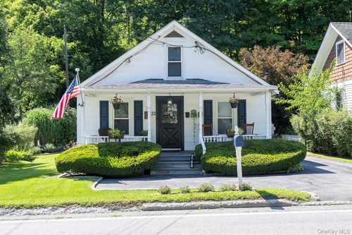 33 North Ave, Pleasant Valley, NY, 12569-7943 | Card Image