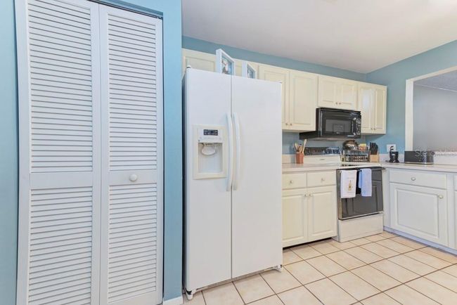597 Lakeside Dr, Condo with 2 bedrooms, 2 bathrooms and null parking in BRADENTON FL | Image 9