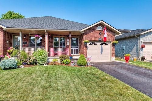 22 College St, Stratford, ON, N5A4R4 | Card Image