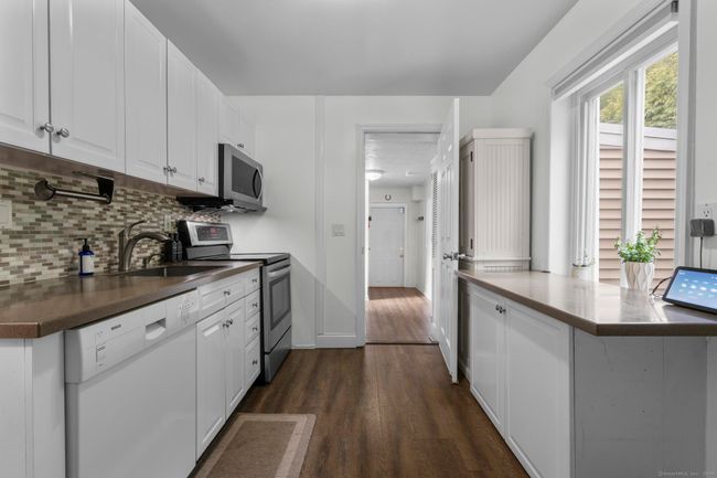 11 Barmore Dr W, House other with 3 bedrooms, 2 bathrooms and 4 parking in Stamford CT | Image 6