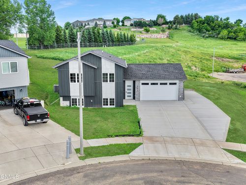 501 Lena Ct Se, Mandan, ND, 58554-5157 | Card Image