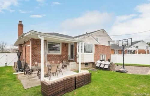 310 Southwood Cir, Syosset, NY, 11791-5714 | Card Image