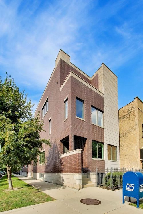 a-2224 W Roscoe St, Chicago, IL, 60618-6210 | Card Image