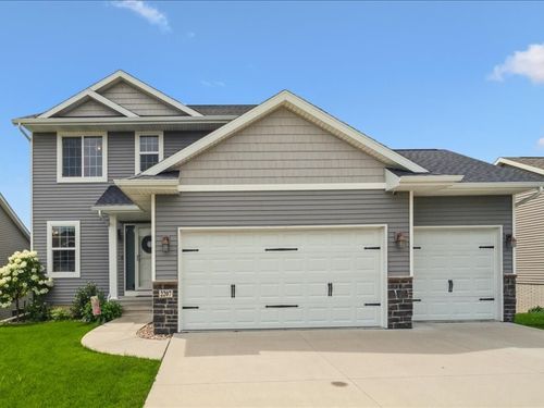 2207 Shady Grove Rd Sw, Cedar Rapids, IA, 52404-1576 | Card Image
