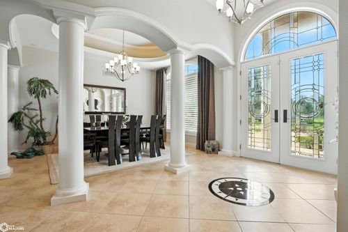 5632 Clubhouse Dr, Burlington, IA, 52601-8677 | Card Image