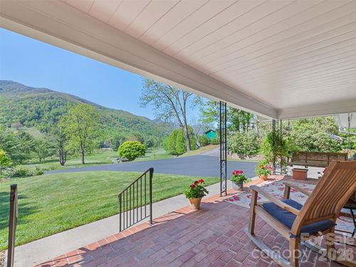 9 Golfview Dr, Maggie Valley, NC, 28751-8873 | Card Image