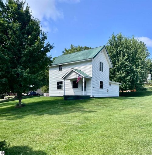 111 W Forrest Home Ave, Bellaire, MI, 49615-8492 | Card Image