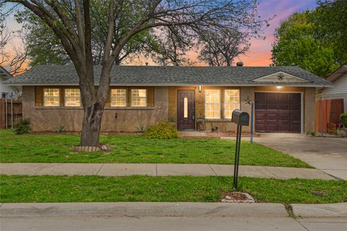1605 E Lovers Ln, Arlington, TX, 76010-5932 | Card Image
