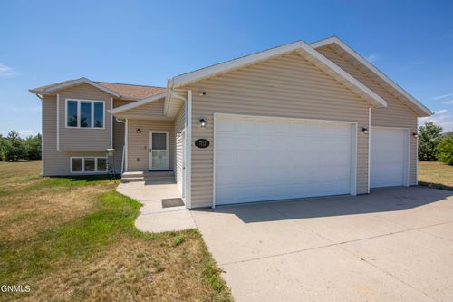 7112 Ashbury Cir, Bismarck, ND, 58504-9558 | Card Image