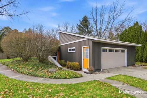 7500 Cascade Rd, Grand Rapids, MI, 49546-9110 | Card Image